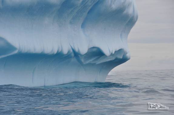 Um belo e majestoso iceberg flutua na baía de Point Wild, em Elephant island, na Antártida